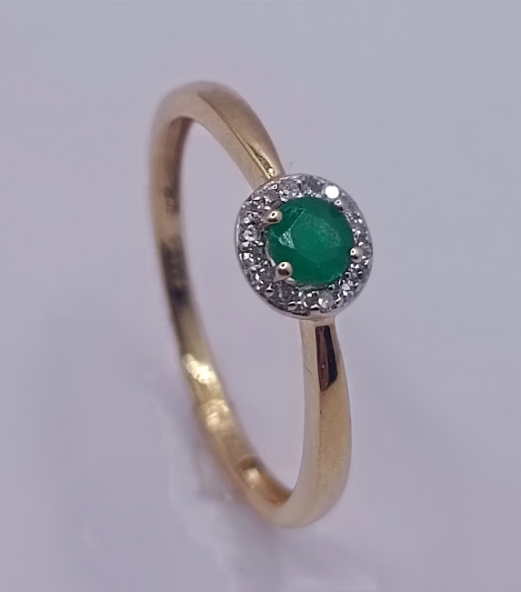 KR05-85815-**4 Anillo Oro Amarillo Billante Esmeralda