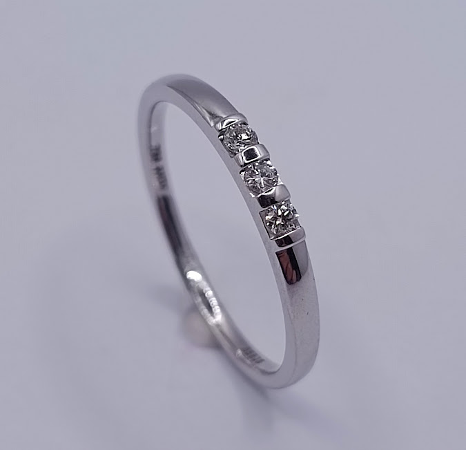 KR05-85628-**2 Anillo Oro Blanco Brillante Cintillo