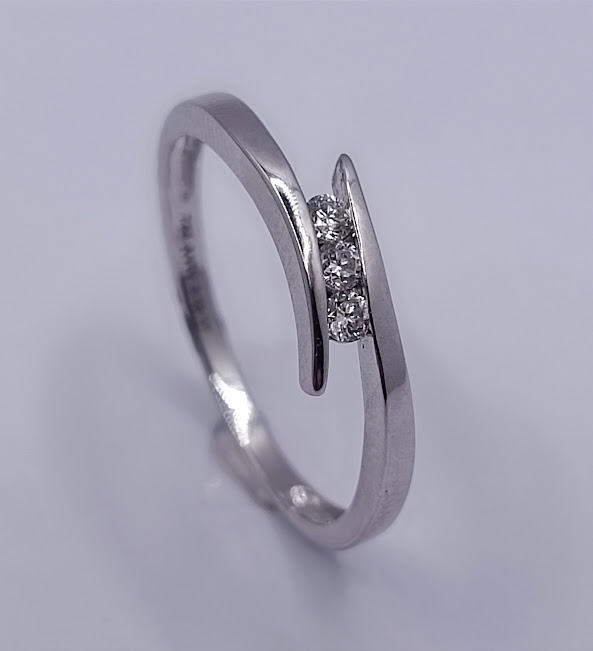 KR05-91947-**1 Anillo Oro Blanco Brillante 