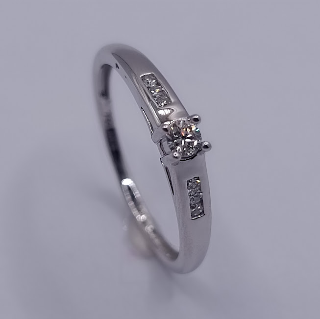 KR05-87682-*17 Anillo Oro Blanco Brillante 
