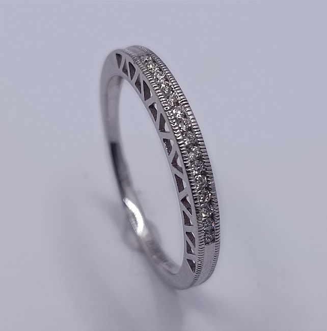 KR05-96724-*11 Anillo Oro Blanco Brillante Cintillo