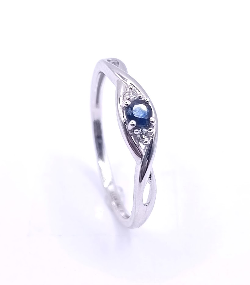 KR05-88385-*23 Anillo Oro Blanco Billante Zafiro