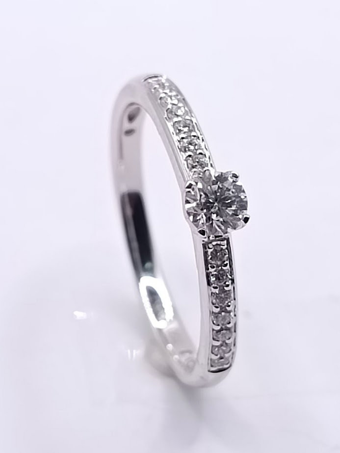 R10392D Anillo Oro Blanco 15 Brillantes
