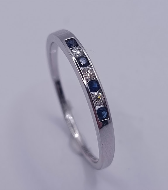 KR05-79846-*16 Anillo Oro Blanco Billante Zafiro Cintillo